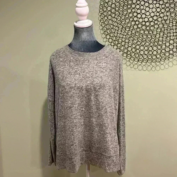 Lucky Brand Women’s Gray Crew Neck soft top - Size Large - Picture 1 of 4